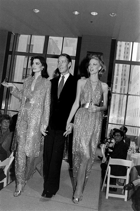 The True Story Behind Netflix's 'Halston' .